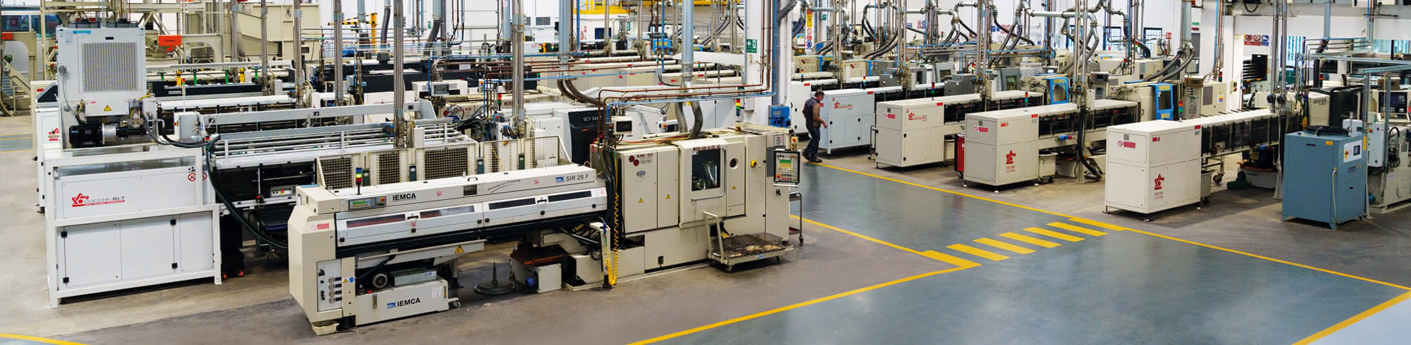 Parco macchine CNC di ultima generazione in torneria: investimenti costanti per lavorazioni meccaniche di alta precisione.